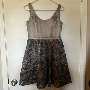 Adrianna Papell Green silk party dress sleeveless Rosettes. Silk Poly, underslip